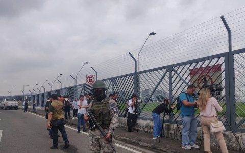 Hay expectativa en los exteriores del lugar.