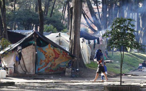 Indígenas en campamentos improvisados con sus familiares