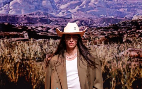 Un modelo luce las exclusivas prendas.