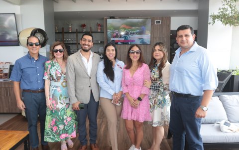 Tito Durán, Jenny de Durán, Giovanni Burgos, Luli Chica, Roxana Zhindón, Sofía de Urgirlés y Edwin Urgirlés