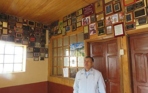 Agradecimiento. Más de 500 placas de agradecimiento y de testimonio que fueron colocadas en la oficina pastoral.