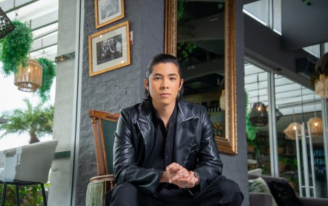 El color negro y las chaquetas son los que más llenan su clóset