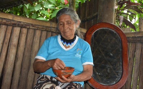 Ocupación femenina. Vasijas y accesorios son elaborados con imágenes de la naturaleza.