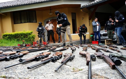 Quito. Parte de las armas encontradas en 2024, que el 10 de octubre de 2026 volvieron a ser incautas.