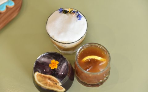 Ellos cuentan con setenta y seis bebidas en su menú