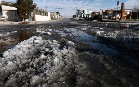 Así se observa en estos días una calle  en Ciudad Juárez, estado de Chihuahua (México), cubierta de nieve debido a las bajas temperatura registradas.