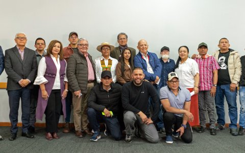 Los dos equipos negociadores del gobierno y del EMC durante una reunión este jueves 18 de enero de 2024, en Bogotá (Colombia).