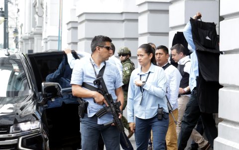 A partir del mediodía, el gabinete de seguridad mantuvo un estricto control de seguridad y se limitó el acceso a la prensa en la Gobernación del Guayas.