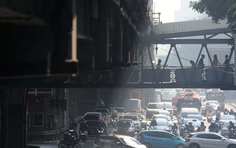 Una avenida de la capital de Tailandia, aparece bajo una neblina este viernes 19 de enero de 2024.