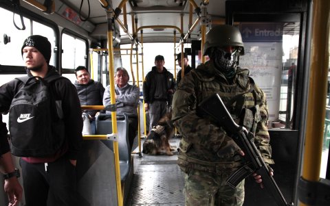 El nuevo enemigo del Estado, según los consultados, sobrepasa económicamente a la fuerza pública.