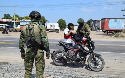 Operativos. Diferentes vehículos son detenidos para las revisiones.