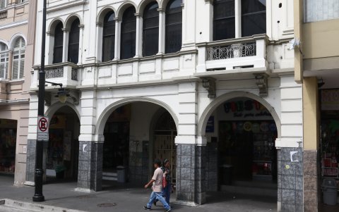 Casa. En Boyacá 1520 y Aguirre se sitúa la casa Enrique Sotomayor y Luna, proyecto del arquitecto Pedro Fontana.
