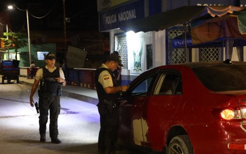 El puente internacional está habilitado al tránsito las 24 horas del día. En las noches también se observa el ingreso y salida de personas.