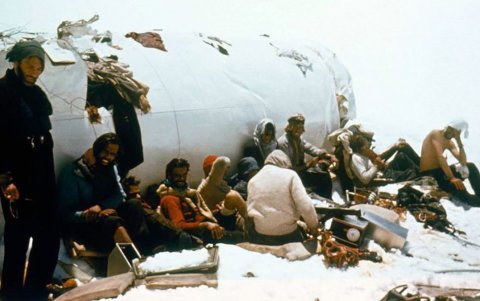 Parte de los 16 sobrevivientes del accidente aéreo del equipo de rugby en 1972.