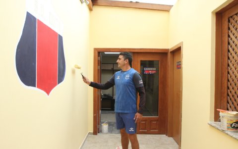 El DT hace menos de una semana pintando la sede.