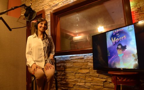 Se da tiempo para dictar talleres de locución.