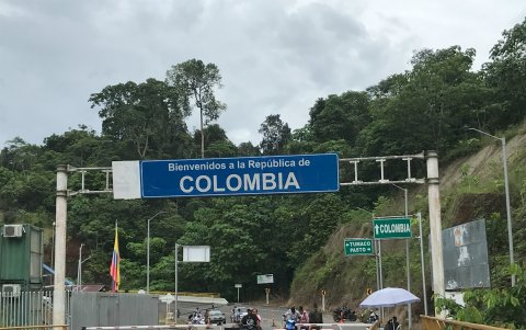 Del lado colombiano del paso fronterizo en Mataje, militares de ese país ejecutan una revisión similar a la de Ecuador.