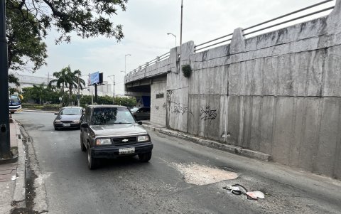 Destrucción. La calle Luis Cordero Crespo tiene grandes cavidades.