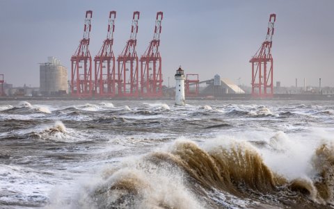 Las advertencias de viento de color ámbar y amarillo siguen vigentes en toda Gran Bretaña después de que la tormenta Isha trajera fuertes lluvias y fuertes vientos al país.