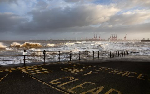 Las olas llegan a New Brighton después de la tormenta Isha, Gran Bretaña, 22 de enero de 2024.