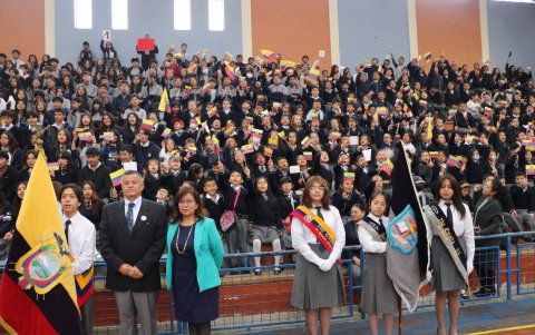 Los estudiantes de la Unidad Educativa Herlinda Toral, en Cuenca, retornaron a las aulas de clases tras mas de una semana de virtualidad.