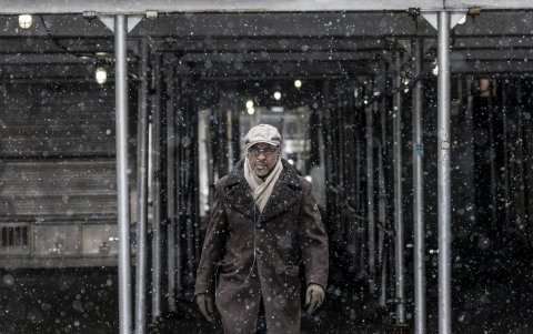 Una persona camina entre la nieve que cae durante una tormenta de invierno en Nueva York, Nueva York, EE. UU., 19 de enero de 2024.Nueva York) EFE/EPA/JUSTIN LANE