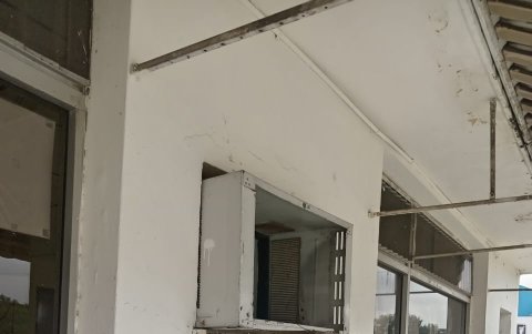 En la institución Juan Montalvo, ubicada en la Carlos Julio Arosemena, se llevaron un aire acondicionado, medidores y hasta las llaves de los lavaderos.