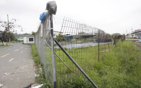 Algunas zonas se ven vandalizadas y se presume que por ahí ingresaron los delincuentes