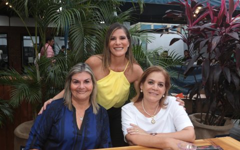María Elena de Fernández, Gabriela Díaz y Ángela Aragón de Díaz.