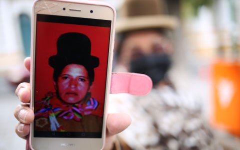 Detalle de la fotografía en un teléfono de la concejala Juana Quispe durante una manifestación para exigir justicia por su asesinato en 2012, el 3 de enero de 2024, en La Paz (Bolivia).