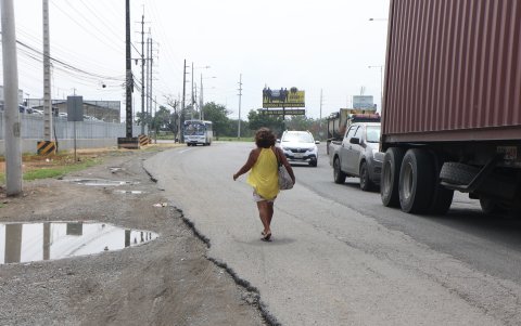 Pedido. La zona que se ha convertido en residencial carece de veredas y de espacios seguros para los peatones que esperan vehículos o transitan.