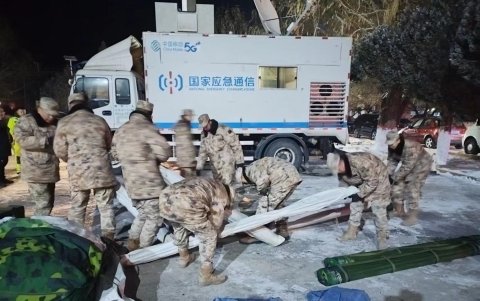 Los rescatistas instalaron tiendas de campaña en el municipio de Yamansu, condado de Wushi de la prefectura de Aksu, Región Autónoma Uygur de Xinjiang, al noroeste de China, 23 de enero de 2024.