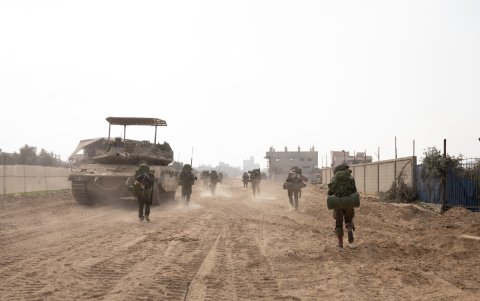 Elementos del Ejército israelí recorren una zona abierta en Jan Yunis, principal ciudad del sur de la Franja de Gaza y uno de los principales bastiones militares del grupo islamista Hamás.