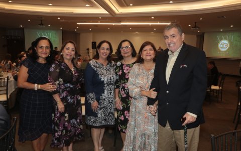 Lorena de Solines, María Isabel Balda, María Luisa de Montalván, Glenda de Jarrón, Narcy de Molestina y Francisco Molestina.