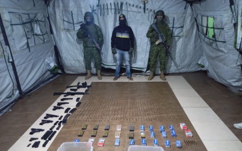 Evidencias. Las armas y municiones fueron encontradas escondidas.