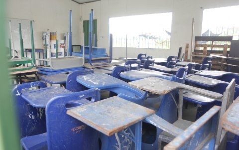 Las bancas de algunos colegios  de los planteles están llenos de polvo y en mal estado ante la no presencialidad