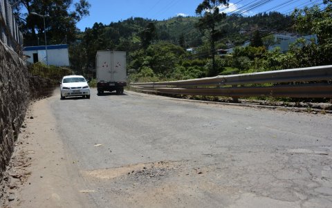 Residentes indican que en la zona no hay aceras, y por ahí circulan buses y autos, por lo que es inseguro caminar por el lugar.