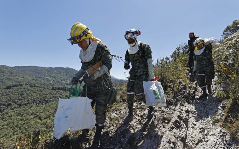 Bomberos y soldados participan en labores de extinción de los incendios en los cerros orientales de Bogotá (Colombia).