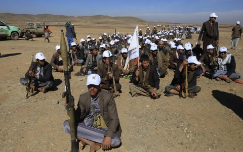 Sana'a (Yemen), 22/01/2024.- Los hutíes de Yemen han movilizado y reclutado a miles de milicianos tribales como parte del creación de un ejército popular dedicado a una posible confrontación.