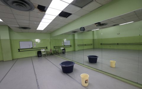 Mantenimiento. Hay varias salas que requieren de mantenimiento al techado.