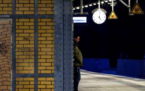 Un pasajero espera en el andén de la estación Lichterfelde East, antes del inicio de la huelga del Sindicato Alemán de Conductores de Trenes (GDL), Berlín, Alemania, 23 de enero de 2024.