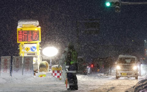 Las fuertes nevadas paralizan el tráfico en una carretera nacional que conecta autopistas en Ogaki, prefectura de Gifu, Japón central, el 24 de enero de 2024.