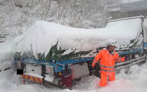 Un trabajador rescata un vehículo atascado debido a una fuerte nevada cerca del cruce de Sekigahara en la autopista Meishin, en Sekigahara, prefectura de Gifu, Japón central, el 24 de enero de 2024.