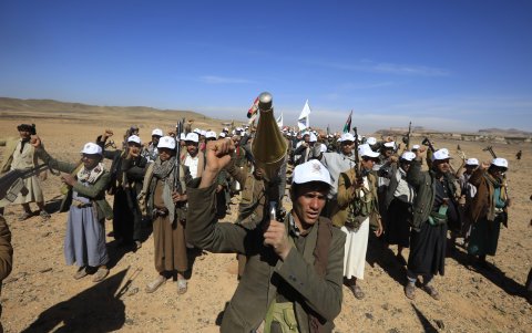 Miembros recién reclutados del ejército popular de los hutíes asisten a una reunión al final de un entrenamiento militar en las afueras de Saná, Yemen, el 22 de enero de 2024.