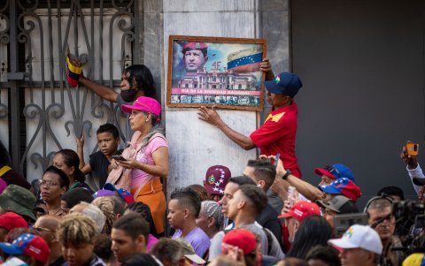 Un hombre sostiene un cuadro con la imagen del expresidente fallecido Hugo Chávez hoy, en Caracas (Venezuela).
