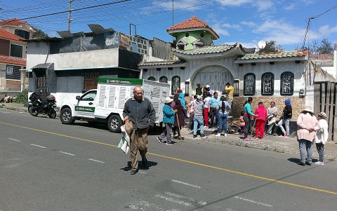 Por varias horas, los vecinos esperaron hasta que trasladaran los animales al albergue municipal en Ambato