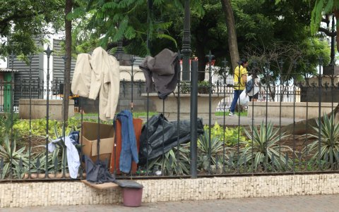 Temor. En el parque principal del barrio Orellana los moradores denuncian que se ha convertido en tendedero.
