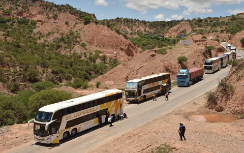 Autobuses permanecen detenidos tras un bloqueo provocado por la protesta que pide la renuncia de los altos magistrados que extendieron mandato luego de la postergación de los comicios judiciales.