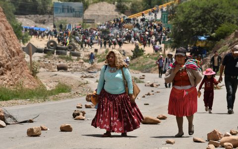 Afines al expresidente de Bolivia Evo Morales (2006-2019) bloquean una carretera como medida de presión exigiendo la renuncia de magistrados hoy, en Cochabamba (Bolivia.)