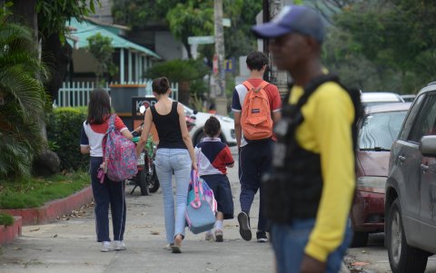En los pocos planteles que volvieron al aula en Guayaquil, predominó la seguridad privada.
